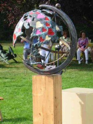 Kunstobjekt Eine Welt voller Liebe aus Kupfer hergestellt