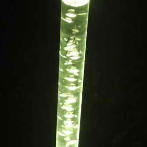 Acrylstab nachts beleuchtet Garten
