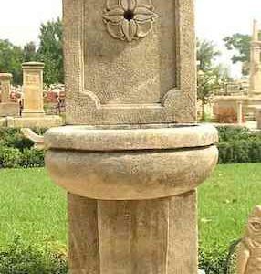 Antiker Naturstein Wandbrunnen für Außen freistehend mit Wasserbecken