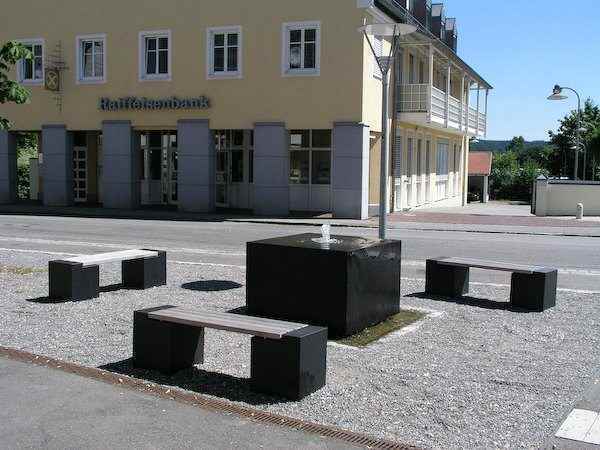 Basalt Brunnenanlage mit Sitzgruppe