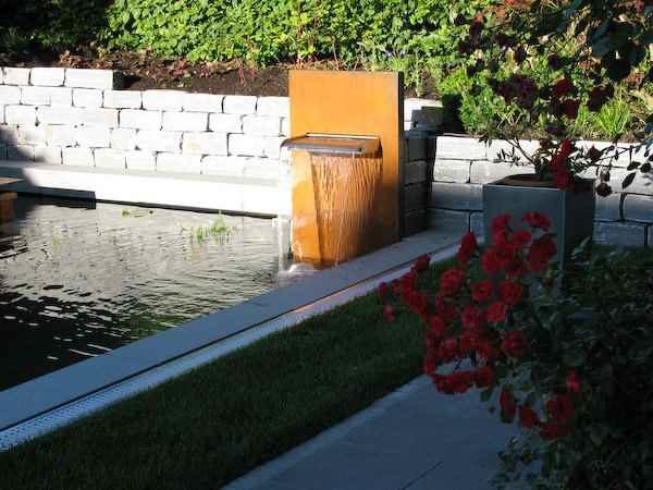 Beruhigendes Wassergeplätscher  Wasserfall im Garten an der Terrasse