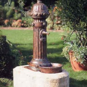 Brunnen mit Steinaufsatz Garten