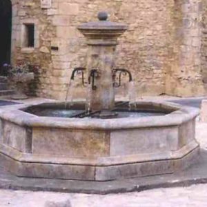 edler typische alter Hof Steinbrunnen Wasserbecken und Wasserhähne