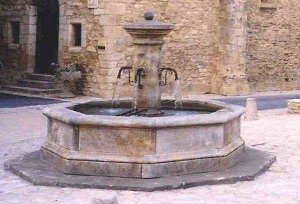 edler typische alter Hof Steinbrunnen Wasserbecken und Wasserhähne