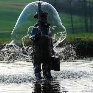 Figur Garten Wasserspiel Mann mit Regenschirm aus Wasser