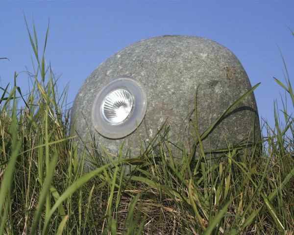 Findling mit eingebautem Strahler außen