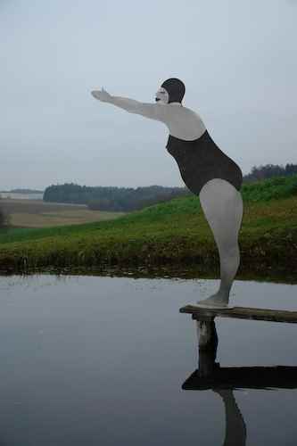 Frau Susanna Skulptur Garten sprint ins Wasser