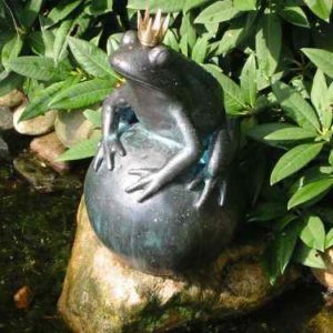 Froschkönig auf Kugel Kupferfigur  Garten