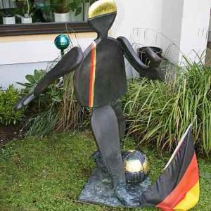 Fußballer Kunst Figur Garten Basche