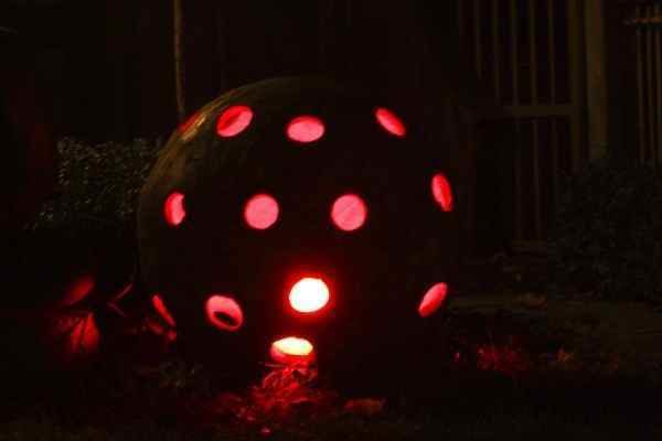 Gartenkugel Lichtskulptur rot leuchtend