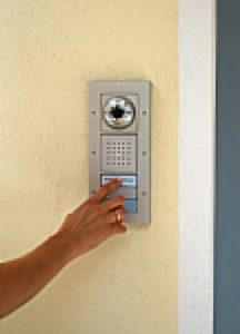 Moderne Alu Sprechanlage für die Haustür mit Kamera von Gira