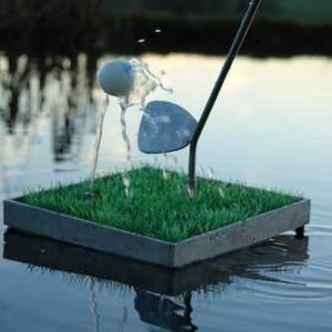 Golfball tanzt auf dem Wasserstrahl