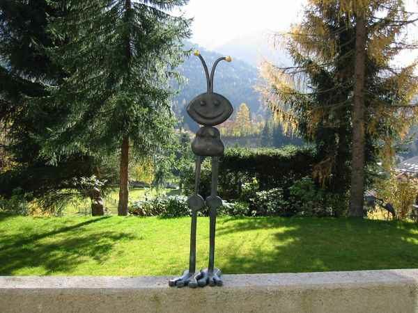 große Ameisenfigur Garten