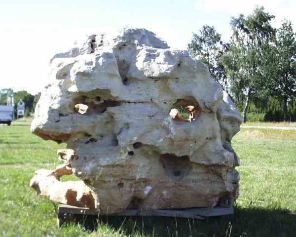 große  felsen mit löcher
