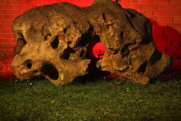 großer Felsen rot beleuchtet