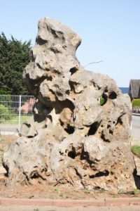 Gartengestaltung große Naturstein Felsbrocken Unikate Garten