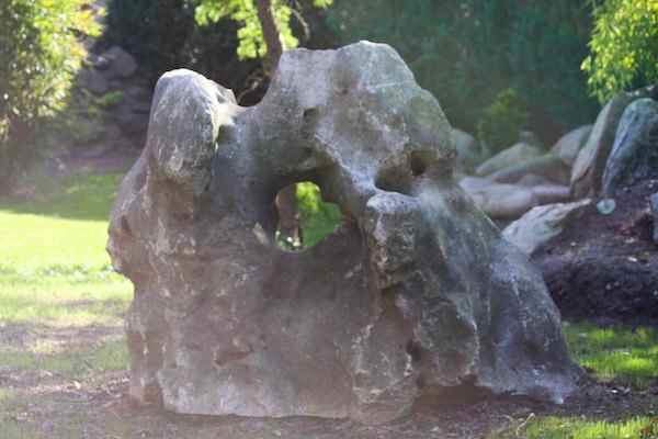 Großer Naturstein-Felsen  Loch mittig