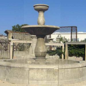 Großer Naturstein Springbrunnen mit Schale und großem rundem Wasserbecken