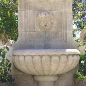 Großer schöner stehender Antik Wandbrunnen Naturstein