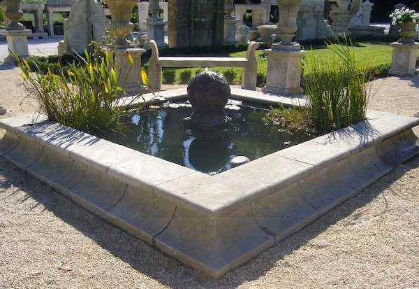 Großes Außen Wasserbecken aus Naturstein mit Springbrunnen in der Mitte