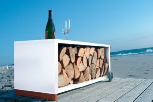 Weißer moderner Kaminholzwagen für Terrasse und Garten