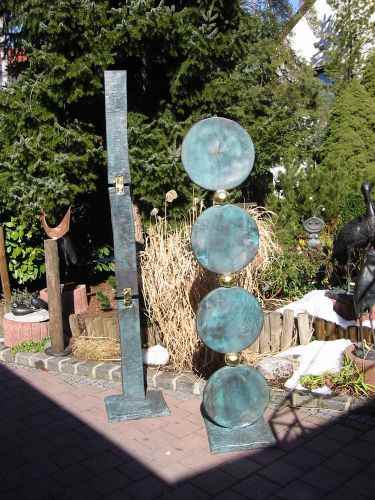 kunstvolle Stelen aus Kupfer für den Garten