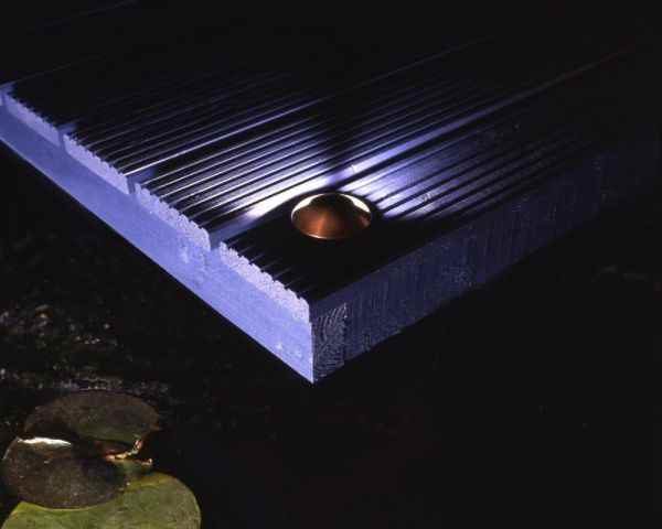 Leuchte in Holzfußboden außen Terrasse