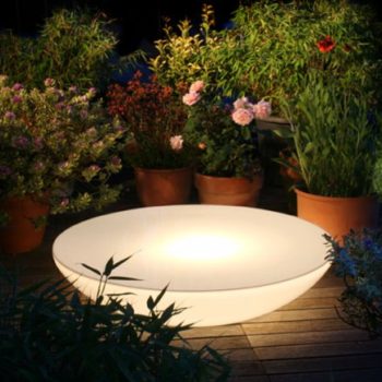 Moderne Stehtische für draußen beleuchtet