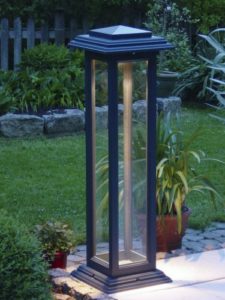 Schmale mediterrane Stehleuchte Terrasse verschiedene Höhen