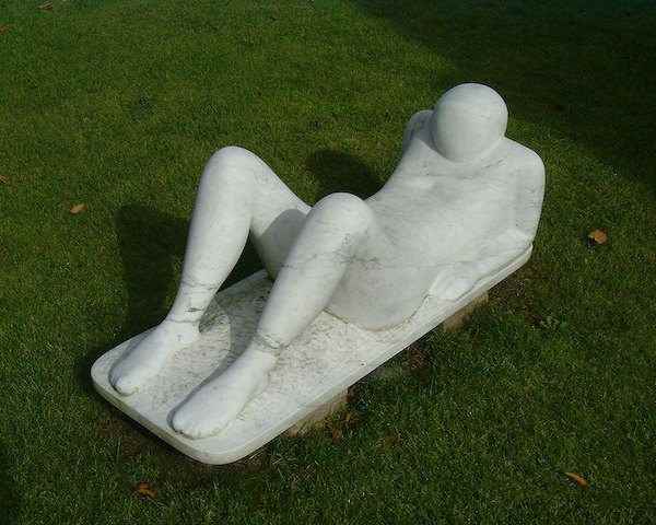 Mensch liegend Marmor Skulptur