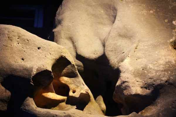 Natur-Stein Gesichter beleuchten