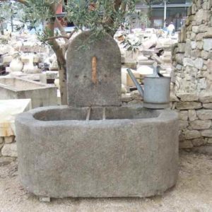 Naturstein Wandbrunnen Antik schlichte Form stehend außen mit ovalem Becken