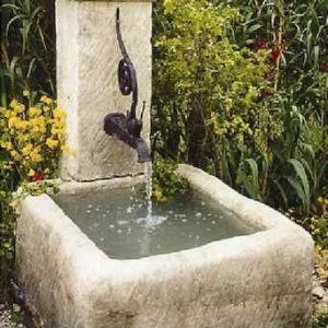 Schöner stilvoller Gartenbrunnen freistehend mit antikem Hahn und Wasserbecken