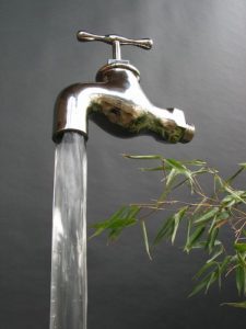 Wasserspiel Wasser fließt Wasserhahn in der Luft