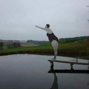 Skulptur am Teichrand Frau am Wasser