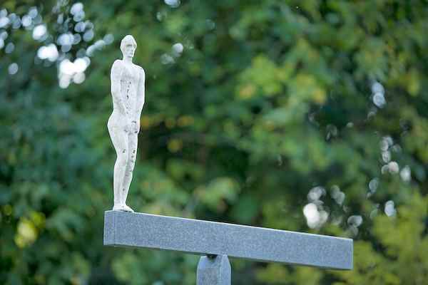skulptur nachts beleuchtet