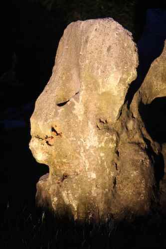 Stein-Gesichter nachts beleuchtet