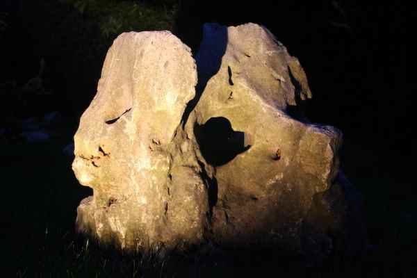 Stein Skulptur beleuchten