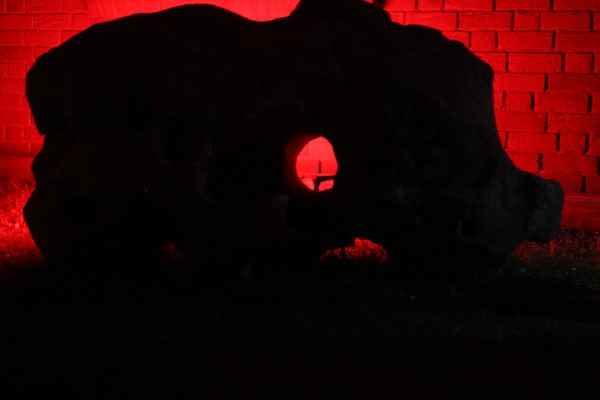 Steindskulptur rotes Licht