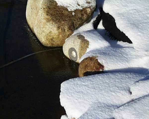 Steinleuchte halb im Wasser