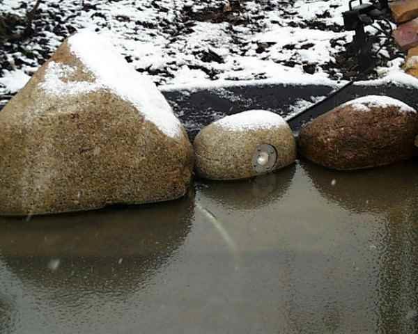 Steinleuchte im Wasser