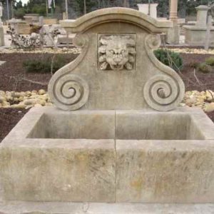 Stilvoller Garten Wandbrunnen freistehend mit wasserspuckendem Kopf und Wasserbecken