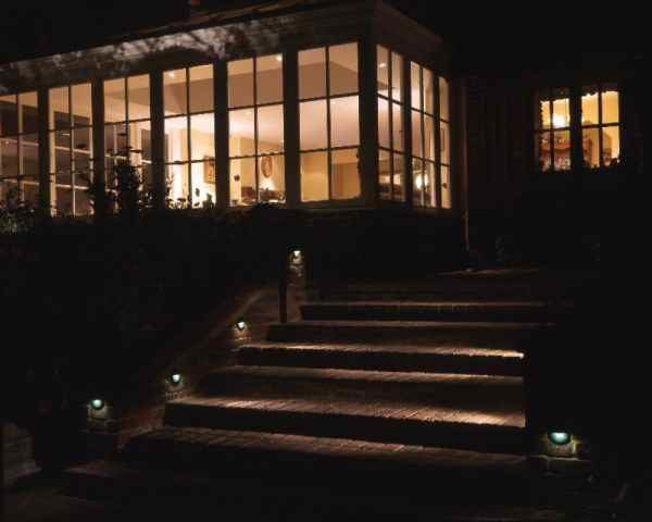 Treppenstufenanlage nachts beleuchtet