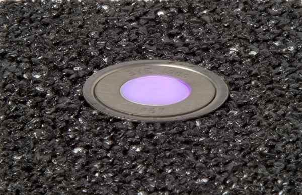 violettes LED Licht draußen im Boden