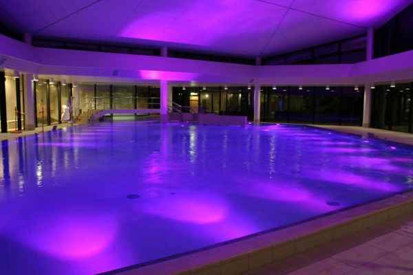 violettes Licht im Pool
