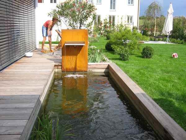 Wasserbecken Edelstahl im Garten als Teich mit Wasserfall