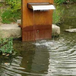 Wasserfall Brunnen edelstahl im Teich draußen als Wasserelement