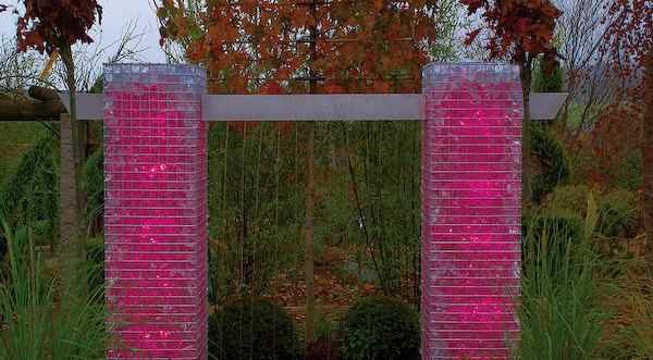 Wasserwand Glasbrocken