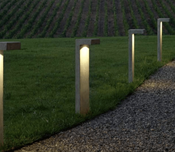 Beton Pollerleuchte außen am Weg