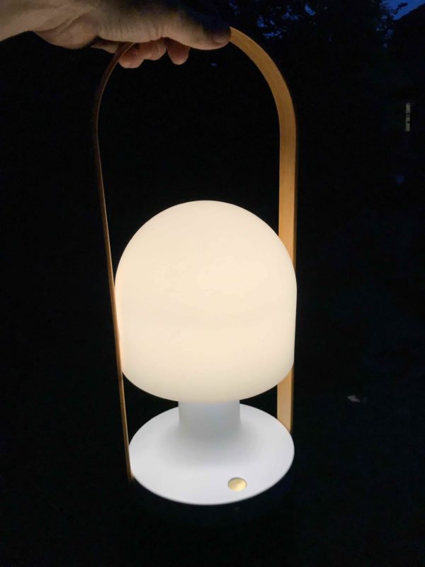 Große Akku Tischlampe außen einfach mit rausnehmen